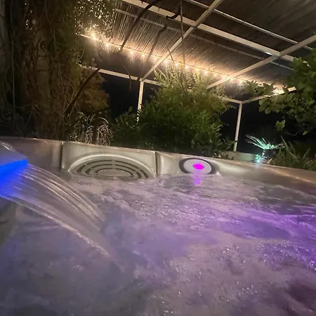 Skyline Penthouse With Jacuzzi アパート *