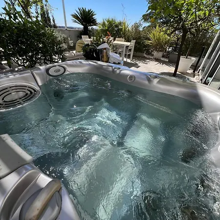 Skyline Penthouse With Jacuzzi 아파트 *