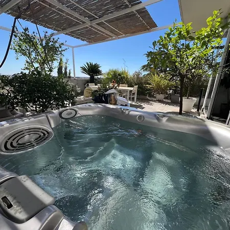 Skyline Penthouse With Jacuzzi 아파트